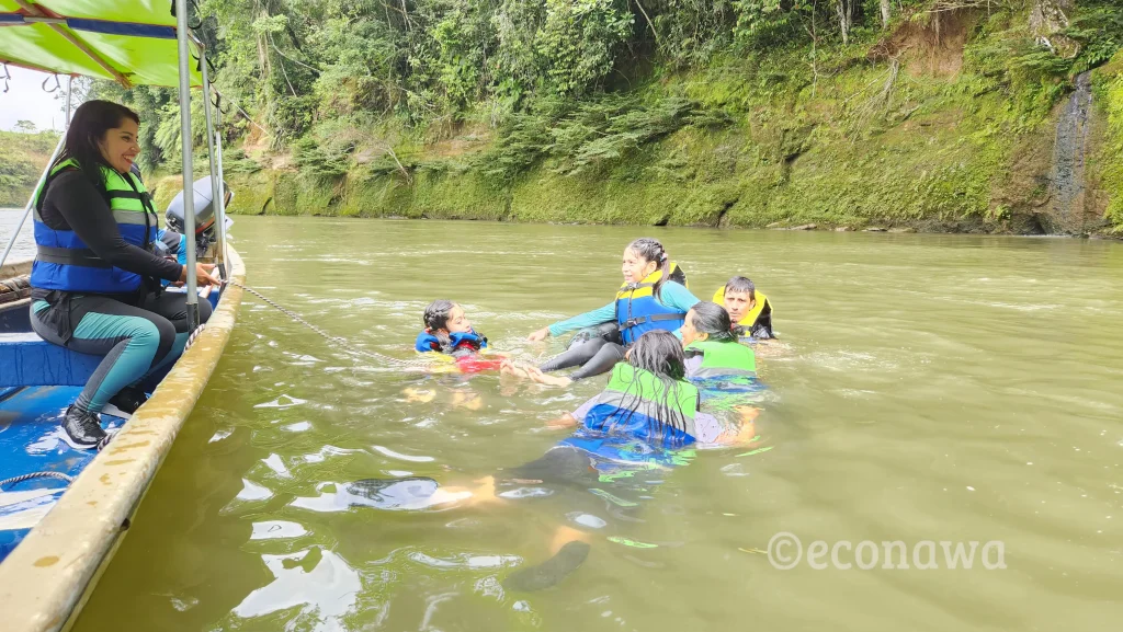 familia disfrutando el río San Juan en la selva del Putumayo
