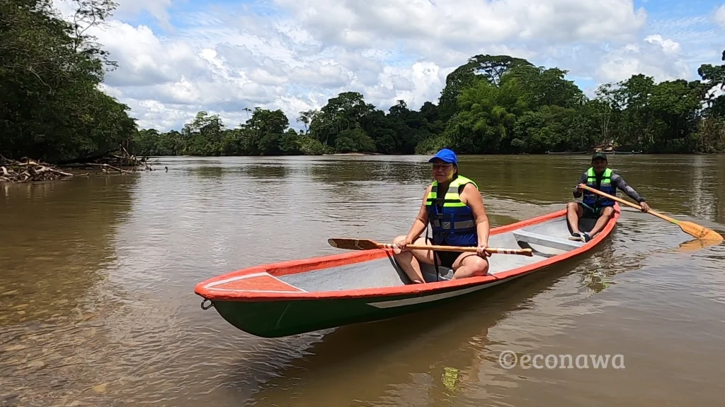 Dos personas realizando canotaje tradicional en el río San Juan, Putumayo