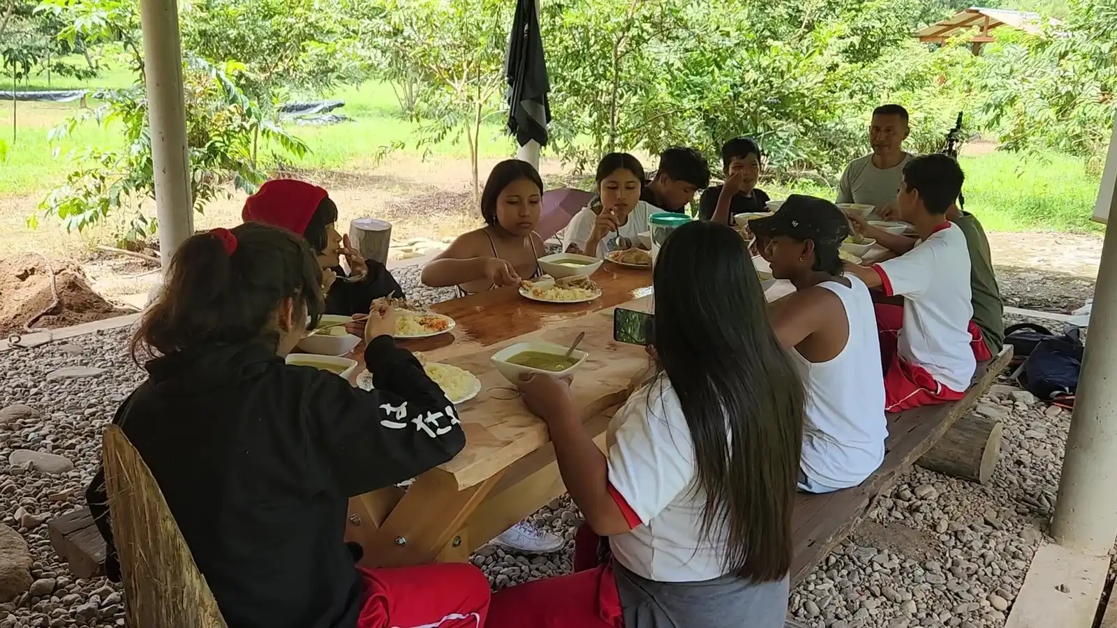 Grupo de visitantes compartiendo almuerzo tradicional en Econawa Putumayo