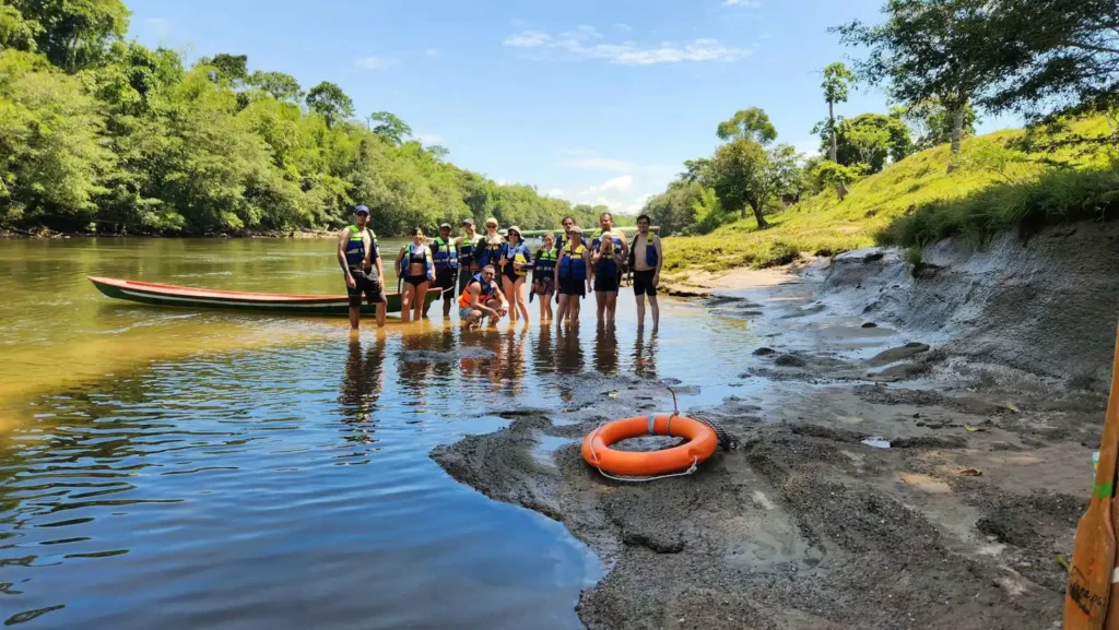 Visitantes disfrutando canotaje en el río San Juan en la selva del Putumayo con Econawa