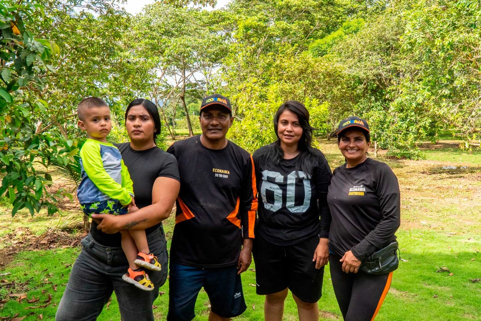 familia-econawa-emprendimiento-sostenible amilia fundadora de Econawa compartiendo su propósito de vida y productos ecológicos y sostenibles