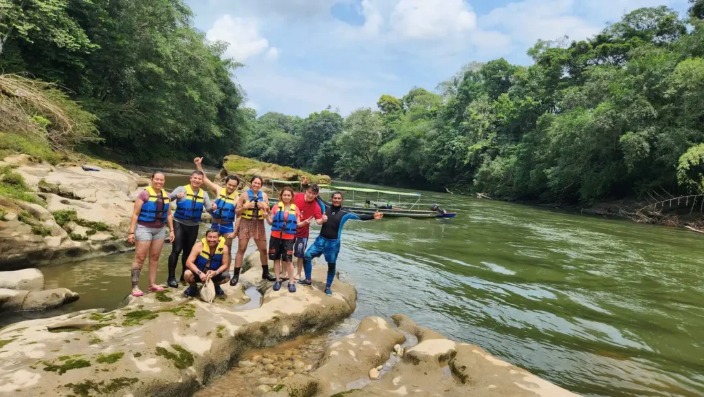 Grupo de viajeros disfrutando del río San Juan en Putumayo, viviendo la desconexión del ruido y conexión con la naturaleza con Econawa